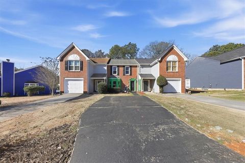 Townhouse For Sale - 8053 Woodlake Drive<br/> Riverdale, GA 30274