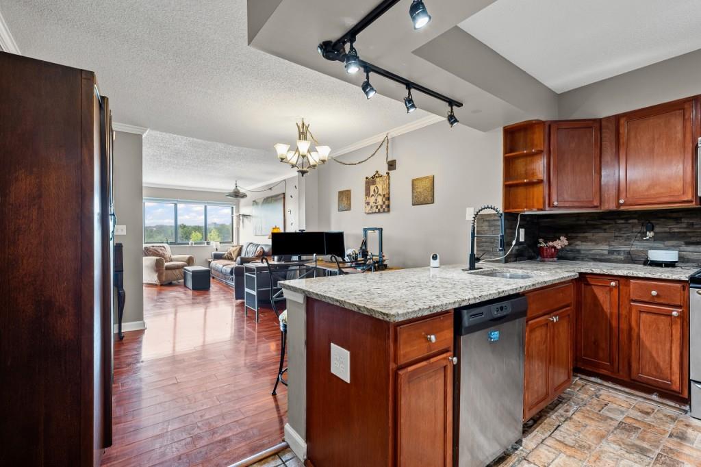 795 Hammond Drive 606