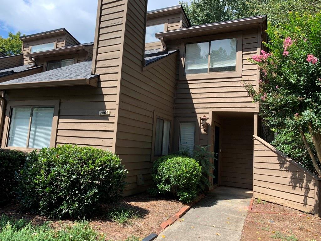 Freshly renovated 2 bedrooms 2 1/2 bathrooms, corner townhouse in east cobb, unit has Dining room, Living room with fire place, Kitchen with breakfast room, fenced back porch, pool and tenis court in the subdivision, and plenty more.
its a must see unit