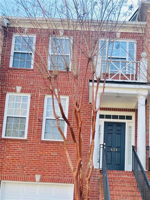 Beautiful townhome in a prime Smyrna location, just minutes from The Battery at Truist Park, I-285, shopping, and dining. The well-designed kitchen features granite countertops and opens to a spacious family room complete with built-in bookshelves and a cozy fireplace.
The oversized primary suite includes a walk-in closet, garden tub, and separate shower. Enjoy outdoor entertaining on the large back deck overlooking a private wooded area. The finished terrace level includes its own full bathroom—perfect for a guest suite, home office, or bonus space.