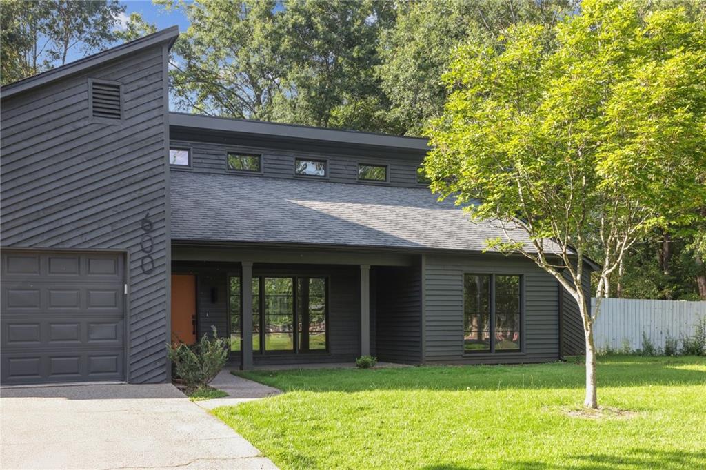 600 Applewood Lane NW