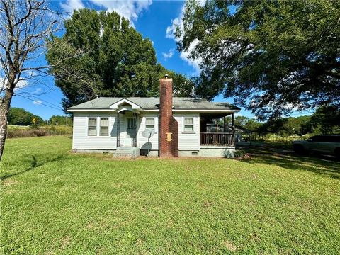 A home in Adairsville