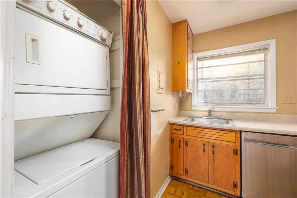 Atlanta, Georgia 30305, United States, 2 Bedrooms Bedrooms, ,2 BathroomsBathrooms,Residential,Active,4439