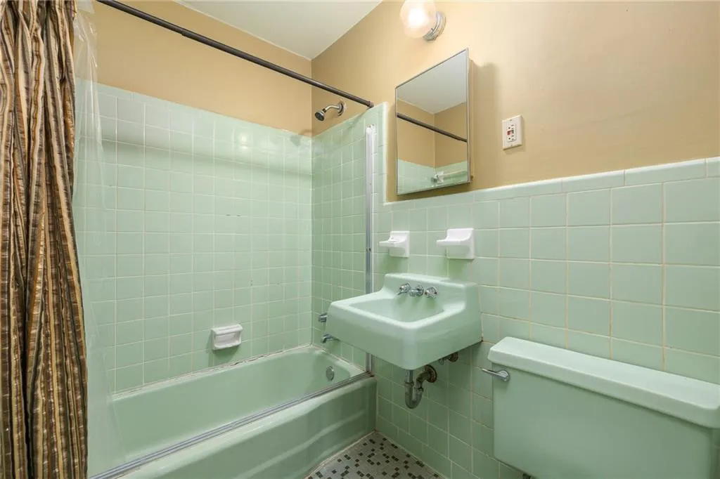 Atlanta, Georgia 30305, United States, 2 Bedrooms Bedrooms, ,2 BathroomsBathrooms,Residential,Active,4439