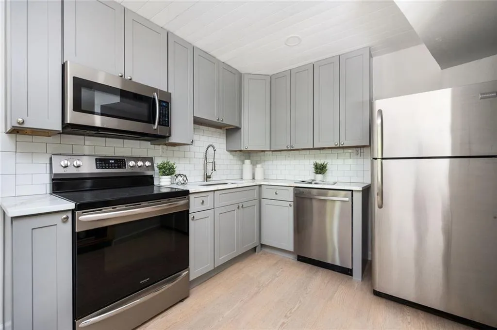 Atlanta, Georgia 30309, United States, 2 Bedrooms Bedrooms, ,1 BathroomBathrooms,Residential,Active,113677