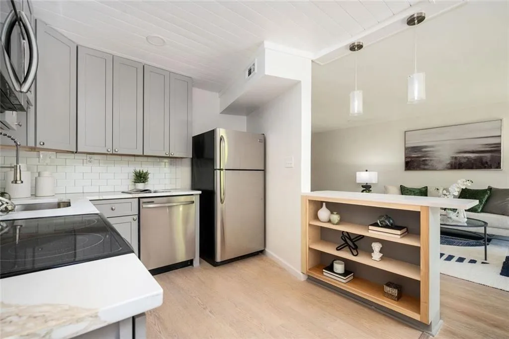 Atlanta, Georgia 30309, United States, 2 Bedrooms Bedrooms, ,1 BathroomBathrooms,Residential,Active,113677