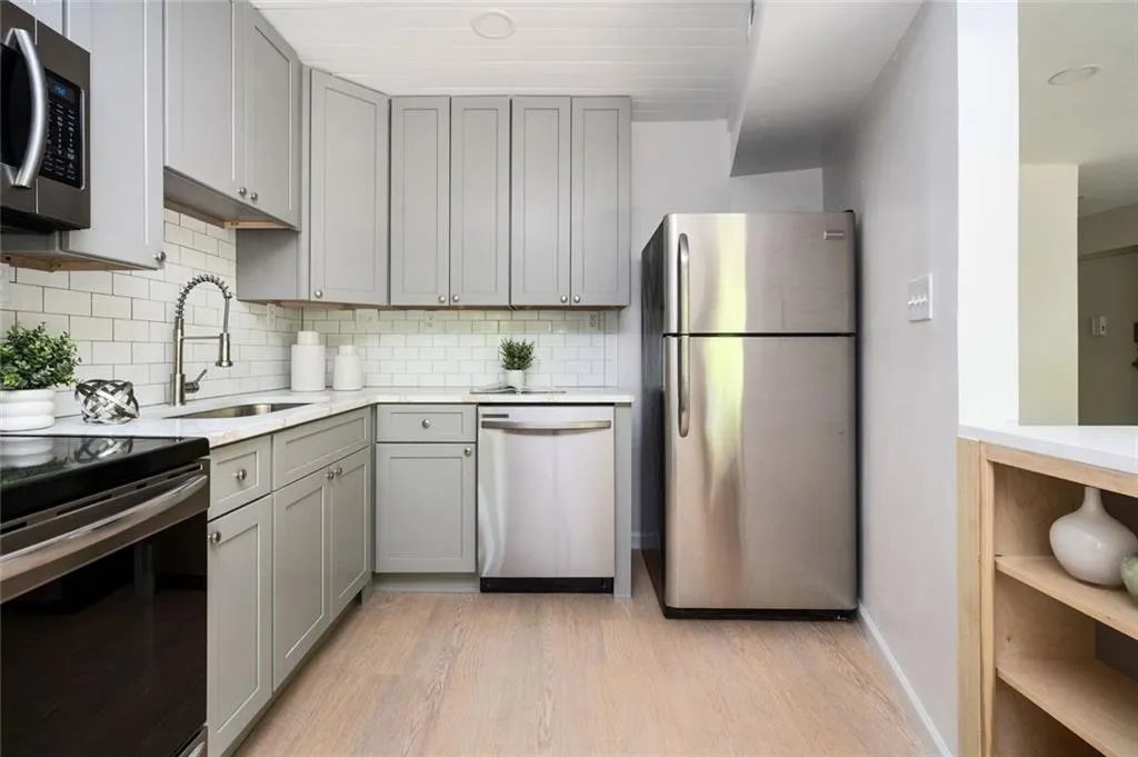 Atlanta, Georgia 30309, United States, 2 Bedrooms Bedrooms, ,1 BathroomBathrooms,Residential,Active,113677