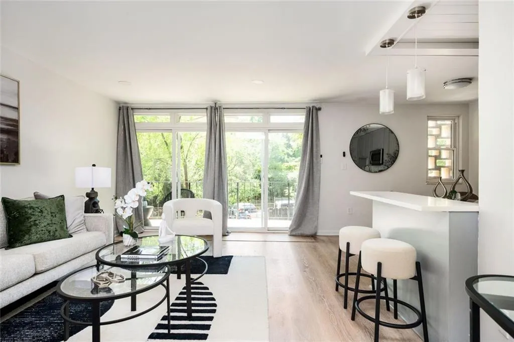 Atlanta, Georgia 30309, United States, 2 Bedrooms Bedrooms, ,1 BathroomBathrooms,Residential,Active,113677