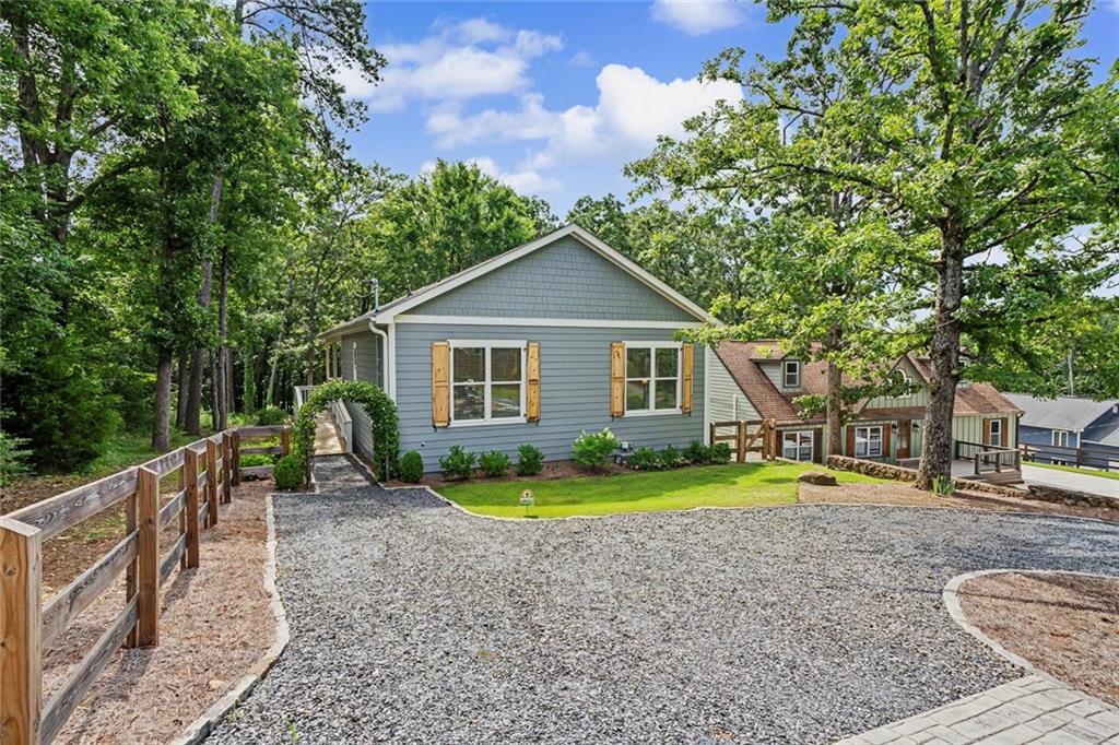 224 Lakeshore Circle SE