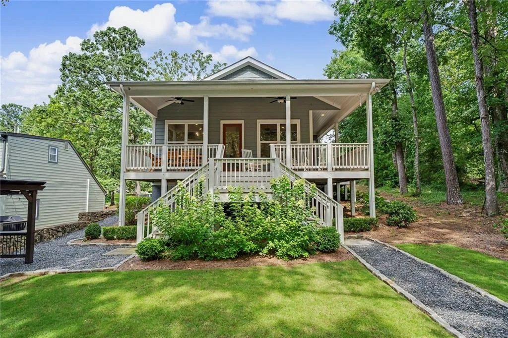 224 Lakeshore Circle SE