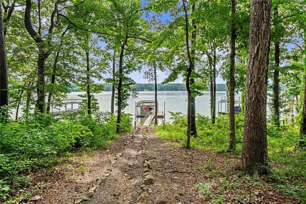 224 Lakeshore Circle SE