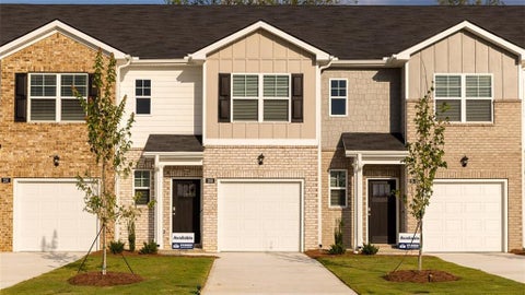 Townhouse For Sale - 208 Kenmore Circle<br/> Perry, GA 31069