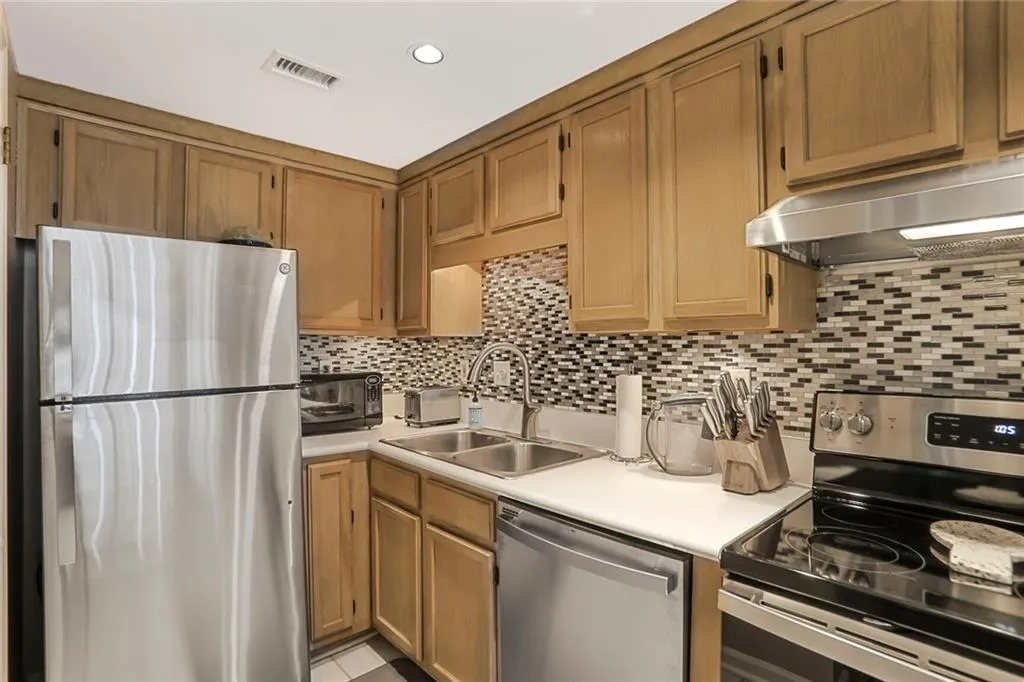 Atlanta, Georgia 30309, United States, 2 Bedrooms Bedrooms, ,2 BathroomsBathrooms,Residential,Pending,83456