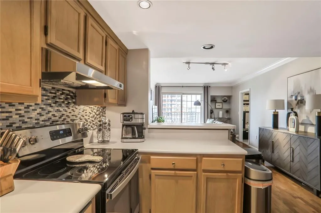 Atlanta, Georgia 30309, United States, 2 Bedrooms Bedrooms, ,2 BathroomsBathrooms,Residential,Pending,83456