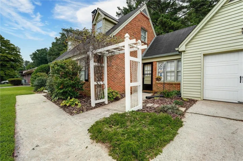 Decatur, Georgia 30033, United States, 3 Bedrooms Bedrooms, ,2 BathroomsBathrooms,Residential,Active,198757