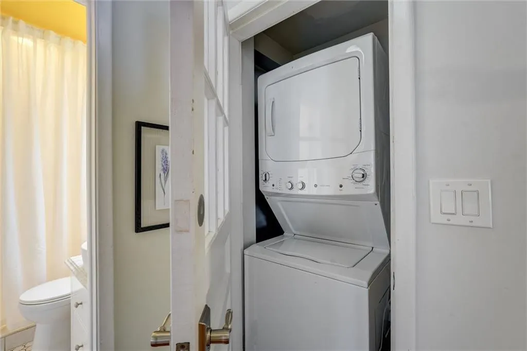 Decatur, Georgia 30033, United States, 3 Bedrooms Bedrooms, ,2 BathroomsBathrooms,Residential,Active,198757