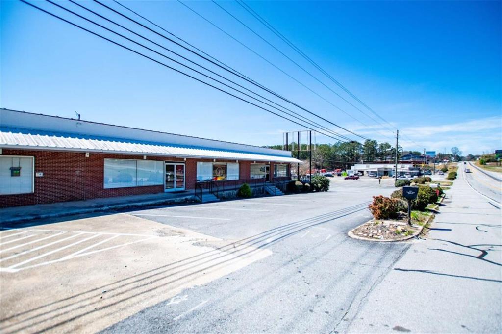 Storefront or Office Space available in Bremen, Georgia location on Highway 78!! Approximately 1800 sq. ft. Storefront suitable for various businesses! Secured fenced area in the back for added security. Ample storefront parking for customers and clients - Additional parking available for staff or overflow - High visibility location on Highway 78 This versatile space offers an excellent opportunity for businesses seeking a convenient and secure location with great visibility. Whether you're in retail or distribution, this property provides the infrastructure and amenities to support your operations. Don't miss out on this prime leasing opportunity in Bremen, Georgia! For leasing inquiries or to schedule a viewing, please contact Cindy Sellers!