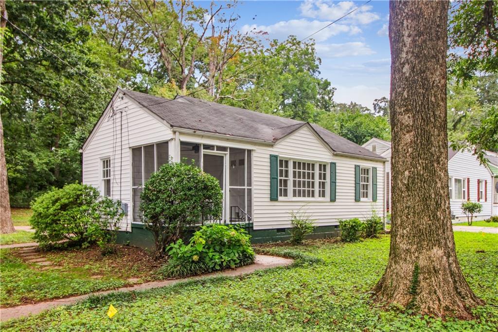 Sweet rental home with 2 bedrooms, 1 hall bathroom in historic Benteen Park. Convenient to everywhere in Atlanta. Corner lot, so plenty of parking. Washer and Dryer included, and Yardwork is included in the Rent! Pets OK, 2 max.