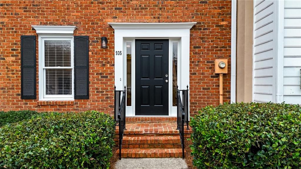 935 Lenox Hill Court NE