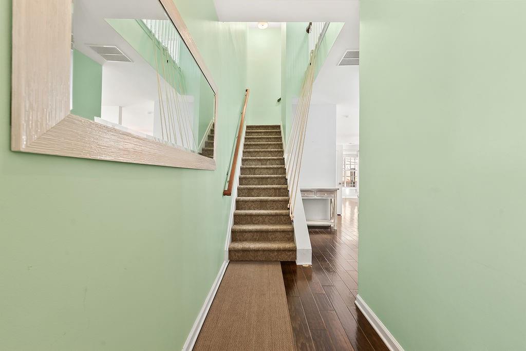 589 Woodland Park Ter