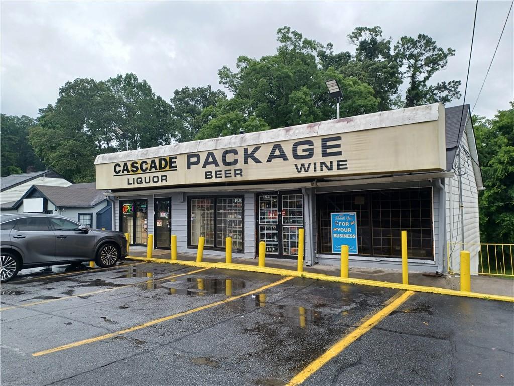 This prime location sits on the bustling main Cascade Road, perfectly nestled within a vibrant residential community. It boasts a grandfathered liquor license, offering a unique advantage—there are no other liquor stores in the vicinity for the next seven miles. The property encompasses a generous 10,193 square foot lot, featuring a spacious 2,580 square feet of retail space designed for optimal inventory display and customer flow. This represents a remarkable investment opportunity for savvy entrepreneurs.
Additionally, the store is equipped with a 12-door walk-in cooler, providing ample space for a diverse selection of beverages. For added convenience, there's a substantial storage area in the basement, ensuring that stock can be managed efficiently. With its strategic location and well-thought-out facilities, this property is an exceptional find in the market.