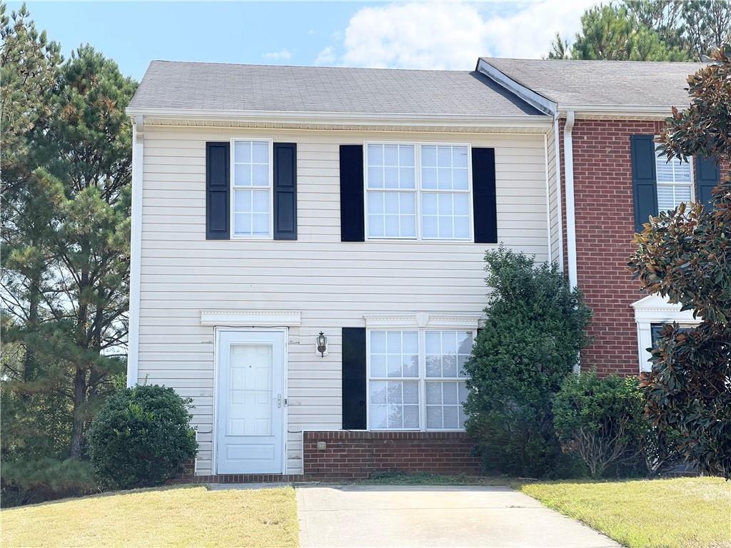 Welcome to this 2-bedroom, 2.5-bath townhome tucked away in a quiet, well-kept community. As an end unit, it offers added privacy and plenty of natural light through extra windows. The home has been recently updated and is move-in ready. Upstairs, you’ll find two comfortable bedrooms with it's own en-suite.
Whether you’re a first-time buyer, downsizing, or looking for an investment property, this home is a great fit. The neighborhood features a lake with walking trails, a clubhouse, two tennis courts, and a community pool to enjoy with family and friends.
Located just 16 minutes from Hartsfield-Jackson International Airport and under 25 minutes to downtown Atlanta, it’s a great spot for commuters.