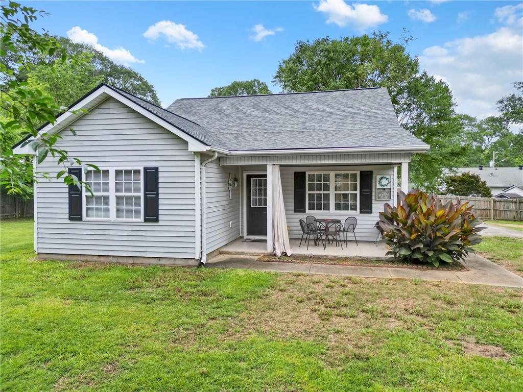Welcome to this charming ranch-style home in Winder, Georgia! This spacious property features 3 bedrooms, 2 full bathrooms, a full kitchen, and an open-concept living and dining area—perfect for relaxing or entertaining. The layout offers flexibility and tons of potential to bring your vision to life. Enjoy mornings or evenings on the inviting front porch, soaking in the peaceful surroundings of your private, fenced-in yard.
The property sits on a gated lot with its own driveway and includes storage sheds for added convenience. With no HOA restrictions, this home offers freedom and flexibility, whether you're looking for a personal residence or an investment property. Previously used as a successful Airbnb and long-term rental, all furniture available for purchase separately—making this a turnkey opportunity for investors or buyers seeking a ready-to-move-in home.