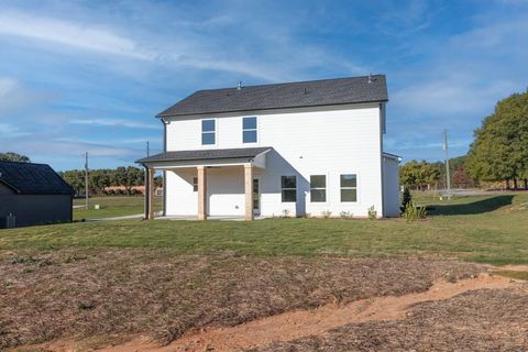 A home in Dacula