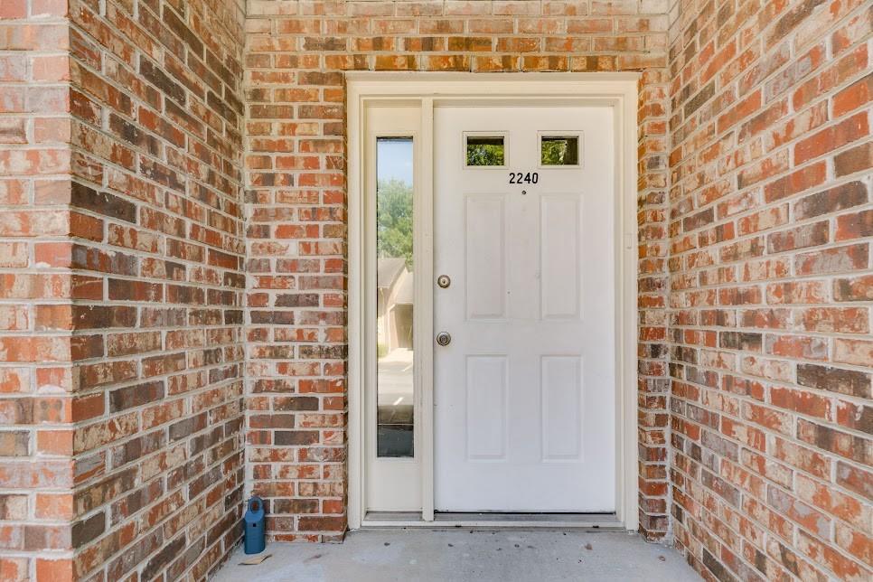 Welcome Home to Comfort, Style, and Convenience in the Heart of Marietta! Step into this beautifully maintained 2-bedroom, 2.5-bath
townhome offering the perfect blend of modern updates and cozy charm. Located just minutes from I-75 and Truist Park, this home is
nestled in a vibrant community with top-notch amenities and unbeatable convenience. Inside, you'll find new flooring, fresh paint, and
stylish fixtures throughout. The updated kitchen features granite countertops, stainless steel appliances, and ample cabinet space, ideal
for everyday cooking and entertaining. The open-concept layout flows seamlessly into a two-story dining area with views to the upper
level, creating a bright and airy atmosphere. Relax by the fireplace in the spacious living room or step upstairs to two large bedrooms,
each with its own private bathroom. The primary suite also includes private balcony access, perfect for morning coffee or winding down
in the evening. Enjoy community perks like the swimming pool, tennis courts, and pet-friendly green spaces. With the HOA covering
exterior maintenance, roof, water, trash, lawn care, and more, you'll love the ease of low-maintenance living.