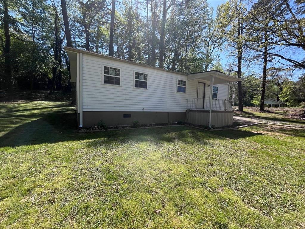 This charming 3-bedroom, 1-bath home offers a peaceful haven on a level lot at the corner of Cleveland Hwy and Lakeland Lane. Close to the serene Lake and the vibrant City of Gainesville! Step inside to discover a delightful kitchen featuring a convenient breakfast area and more H&B OFFER. Flat lote 0.5 ACRES.