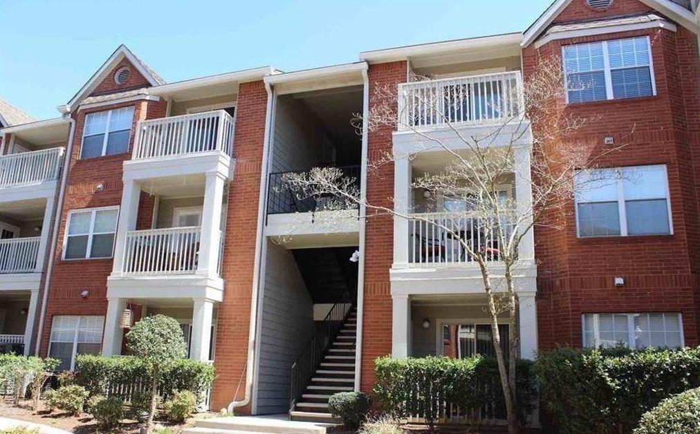 Don't miss this Wonderfully Condo in popular Chastain Park! 3rd floor 1BD/1BA floor plan with patio overlooking the pool. This community is in a perfect locations within walking distance to Chastain Park, shopping, and restaurants.