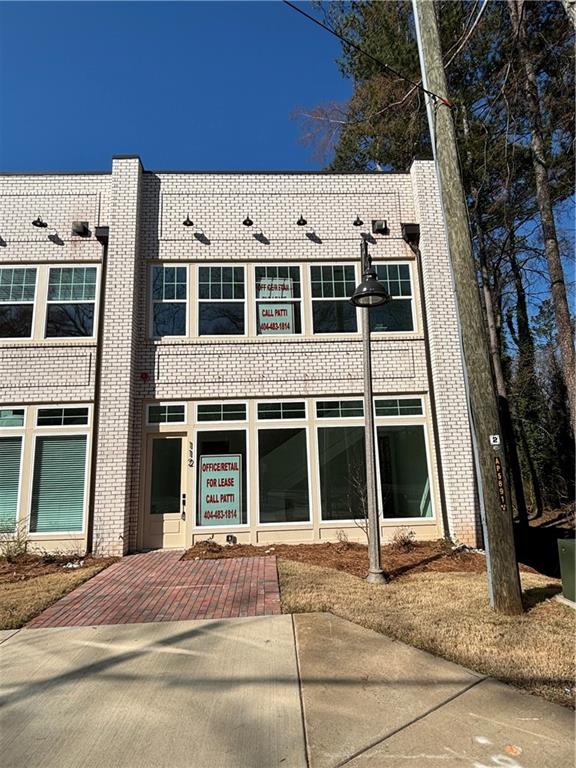 Fabulous Office space right on Main Street Downtown Woodstock! Great visibility with approx 16,000 in traffic count drive by daily! Easy walk to dining and recreation. Available April 1 (or maybe a little before if needed).