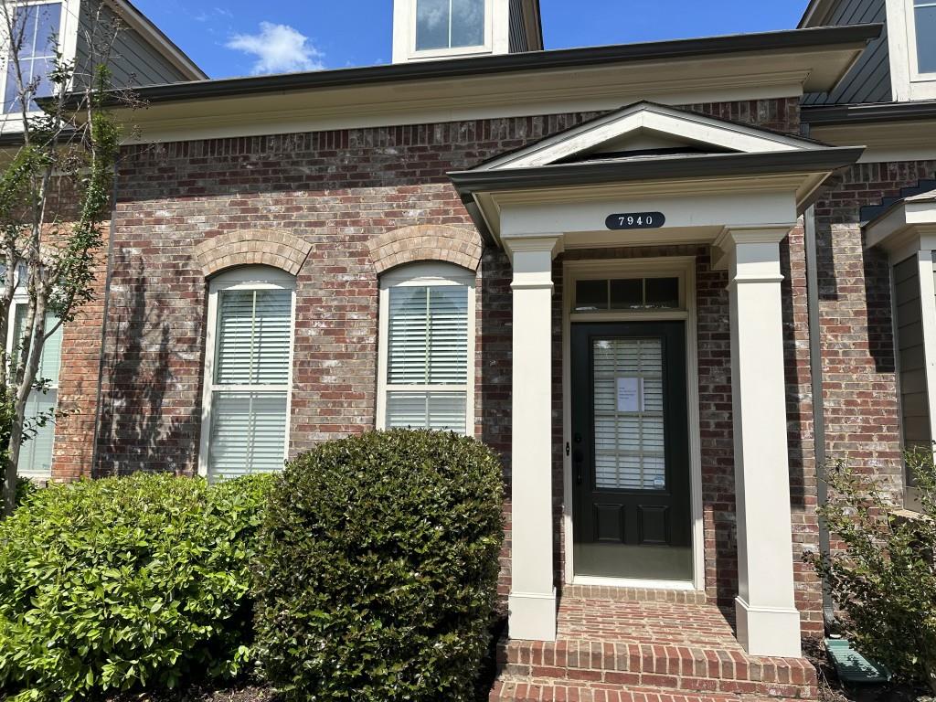 Beautiful townhome with hardwood floors in the main floor. Kitchen with stainless steel appliances overlooking dining area and great room with 3-sided fireplace. Spacious bedrooms, bathrooms and walk-in closets. Screened in patio. Master on main. GATED COMMUNITY.