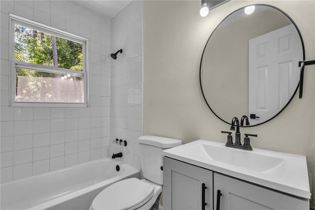 2115 Pinehurst Drive, East Point, Georgia image 10