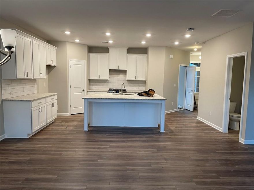 Beautiful Townhome in a great neighborhood. Close to shopping, Avalon, Amphitheater, alpha loop greenway and 400. Location, location Location. Open concept living room and dinning room. granite counter top, top of the line appliances. large master with large closet. two additional bedrooms upstairs.enjoy the summer relaxing by the spacious community pool. Top-rated North Fulton School