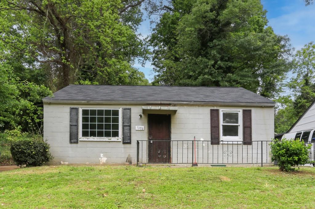 Prime Investment Opportunity in Venetian Hills! Located MINUTES to The BeltLine, Mercedes Benz, State Farm Arena, and more, this home offers a TON of Potential for a Project Oriented Buyer or Savvy Investor. Enjoy Nearby Shopping, Dining, and Entertainment, with Easy Highway Access!