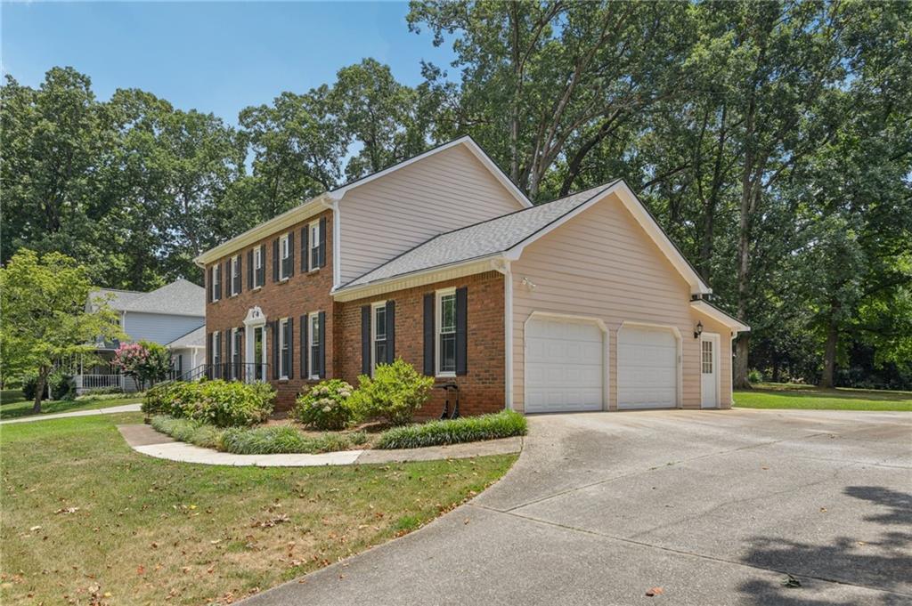 2412 Meadowglen Trail