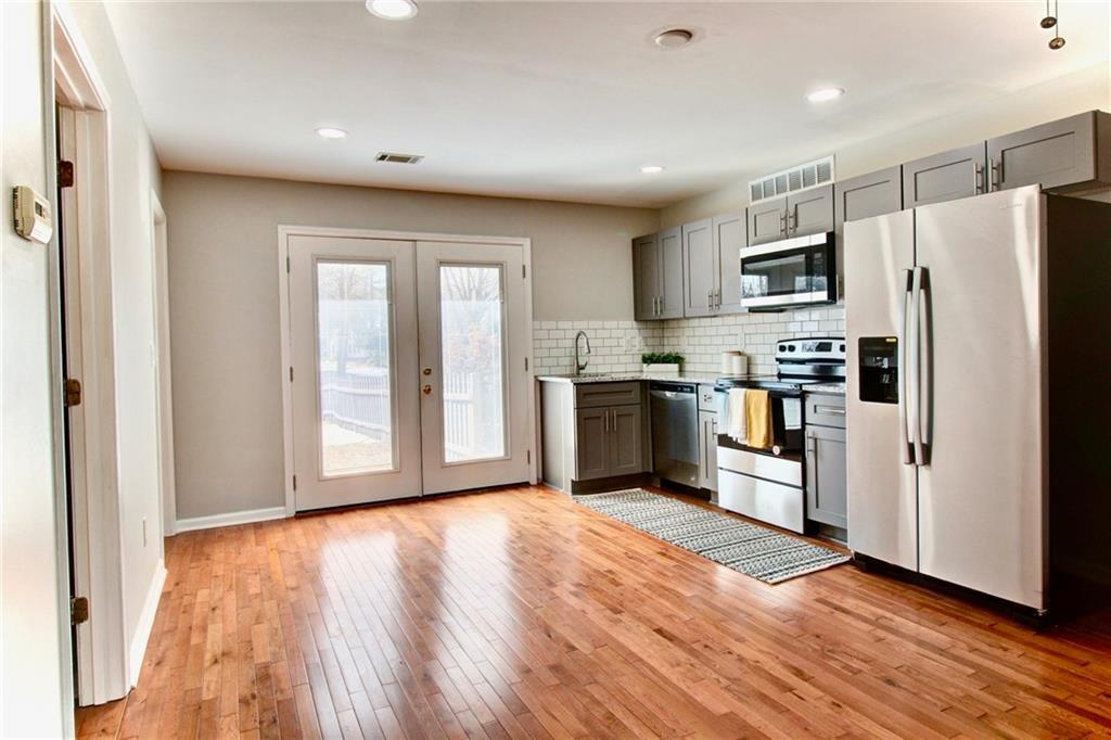 Modern 1 bedroom, 1 bathroom suite in East Cobb, featuring its own entrance, new kitchen with stainless steel appliances, hardwood floors, and in-unit laundry with a new washer and dryer. Includes parking next to the entrance and a private side yard for personal use. Located in a quiet and peaceful area, conveniently close to Whole Foods, East Cobb Park, and various shopping and dining options. 12 months+ rental term. Utilities included in monthly rent.