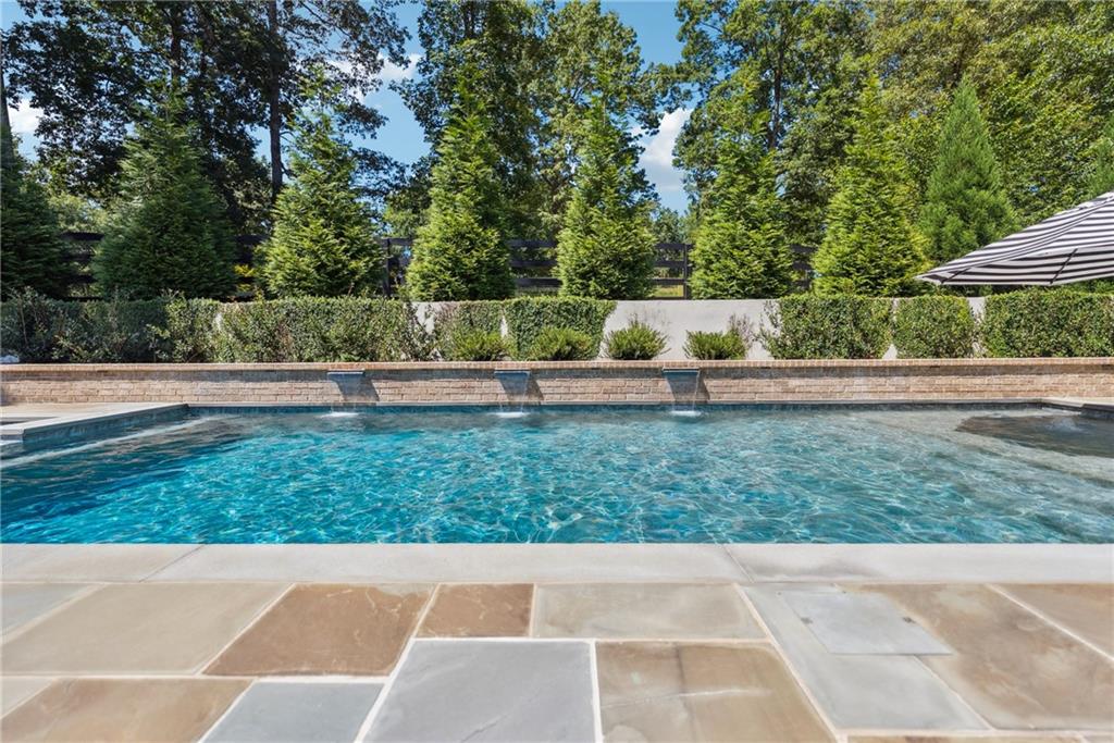 900 Crabapple Hill