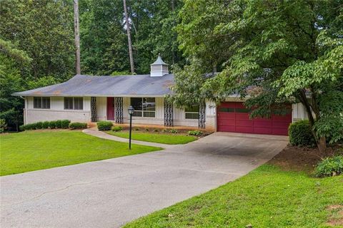 Photo of 165 W Spalding Drive, Atlanta, GA 30328 (MLS # 7795228)