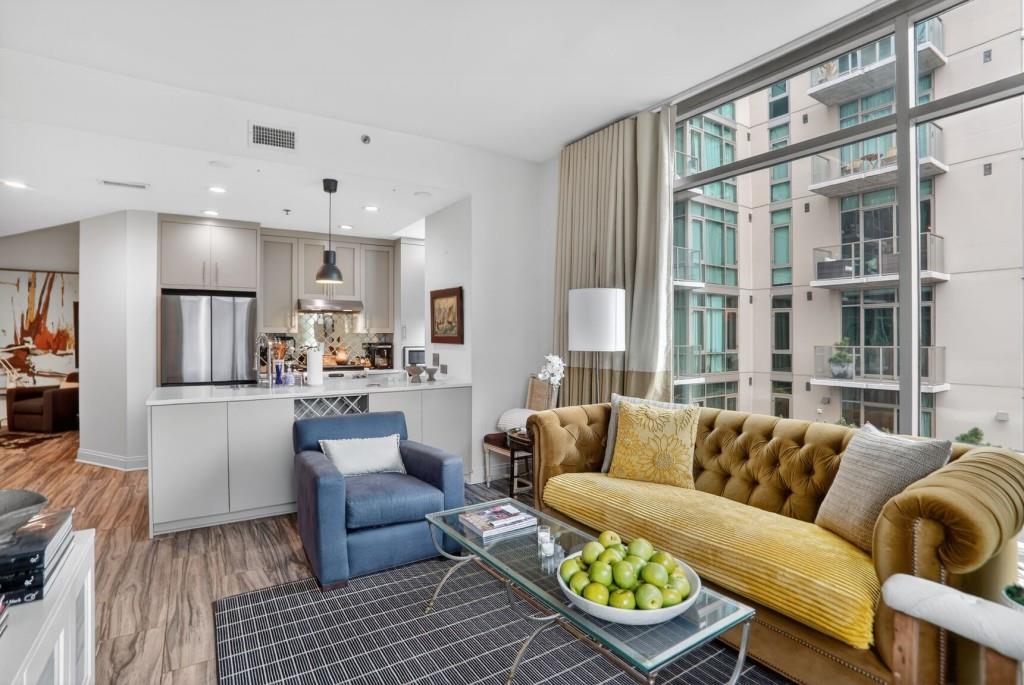 905 Juniper Street 403