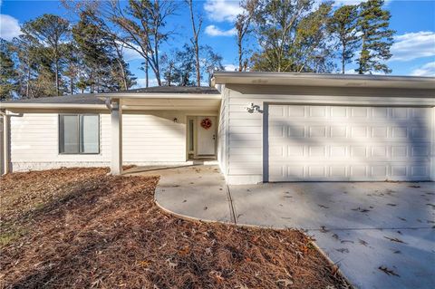 Homes For Sale - 8413 Glenwoods Terrace Ter<br/> Riverdale, GA 30274