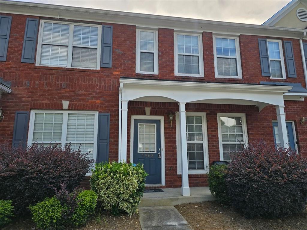 Cozy townhome ready for move-in! Great location near I-85 and access to restaurants and shopping.