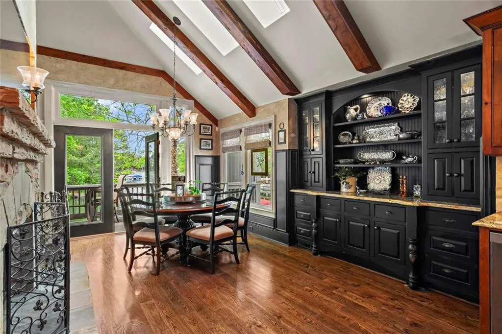 Alpharetta, Georgia 30005, United States, 3 Bedrooms Bedrooms, ,4 BathroomsBathrooms,Residential,Pending,118433