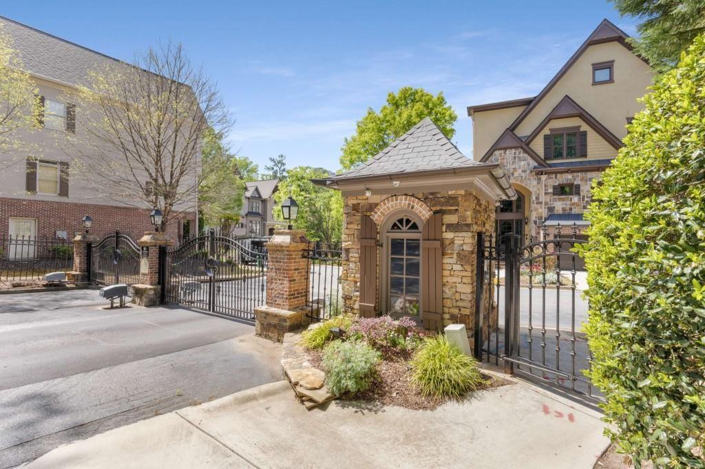 1928 Saxon Valley Circle NE
