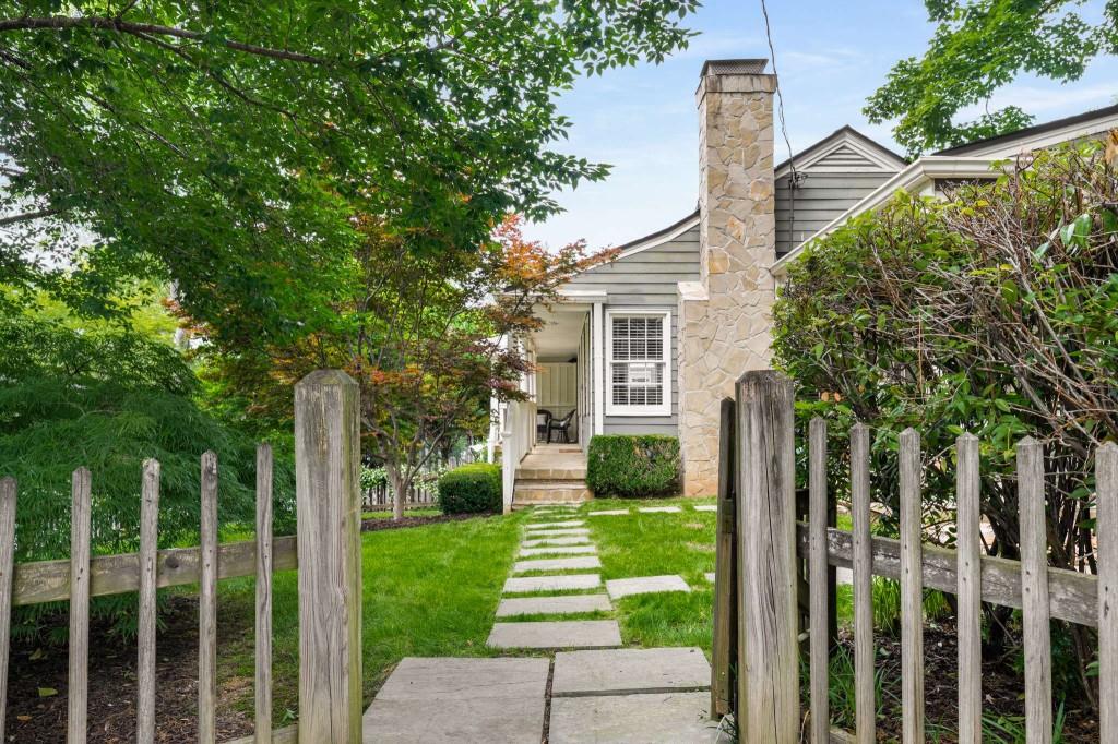 132 East Drive NE