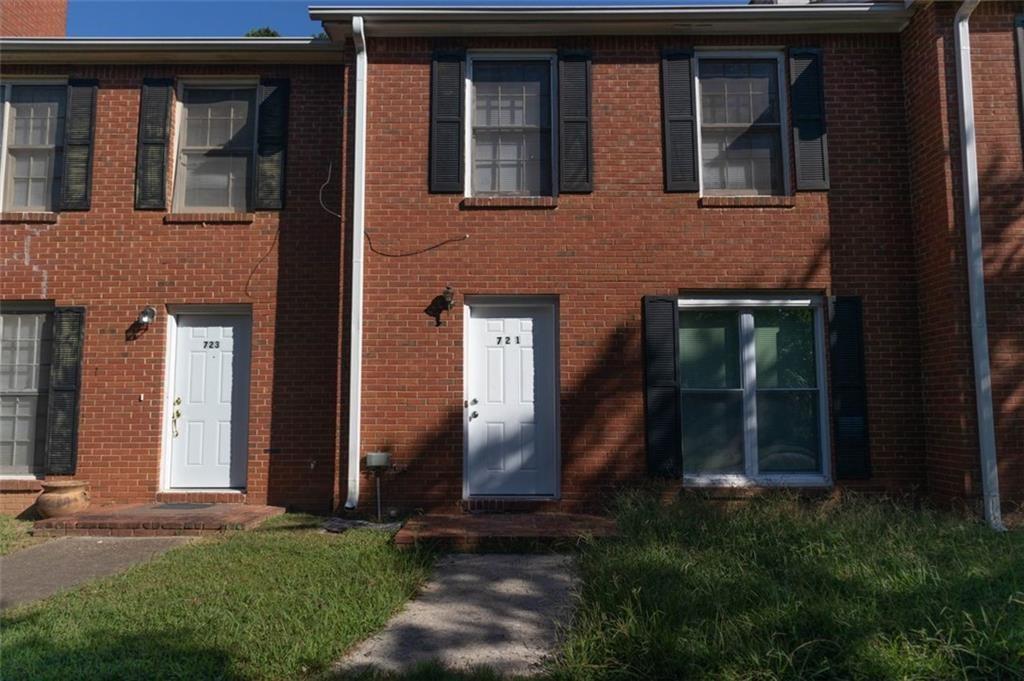 Welcome home to this beautifully maintained 2-bedroom, 2.5-bath townhome located in a quiet, well-kept community in the heart of Jonesboro. This spacious unit features a bright and open floor plan, perfect for comfortable living and entertaining.
Enjoy a generously sized living room, a modern kitchen with ample cabinet space, and a separate dining area. Each bedroom comes with its own private full bathroom, providing ultimate convenience and privacy. A half-bath is conveniently located on the main level for guests.
Additional features include:
Washer and dryer connections
Private back patio
Assigned parking
Lawn maintenance included
Located just minutes from shopping, dining, parks, and easy access to I-75 for a smooth commute to Atlanta and surrounding areas.
You do not want to miss out on this opportunity!!