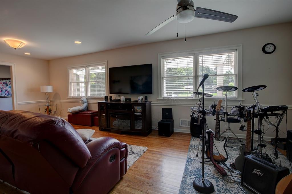 2427 Siesta Court