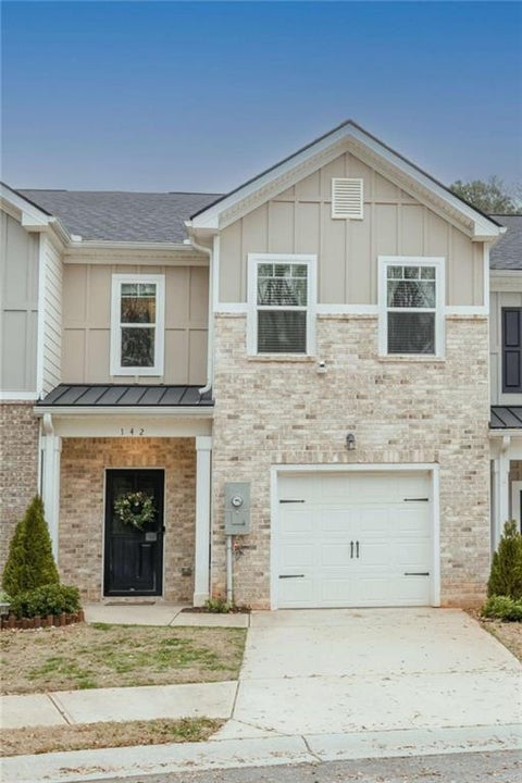 Townhouse For Sale - 142 Hampton Circle<br/> Mcdonough, GA 30253