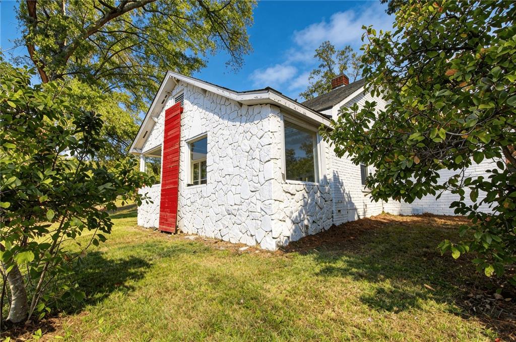 602 W Lake Avenue NW